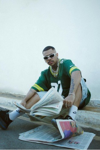 What Accessories Made 90s Hip Hop Fashion So Distinctive?