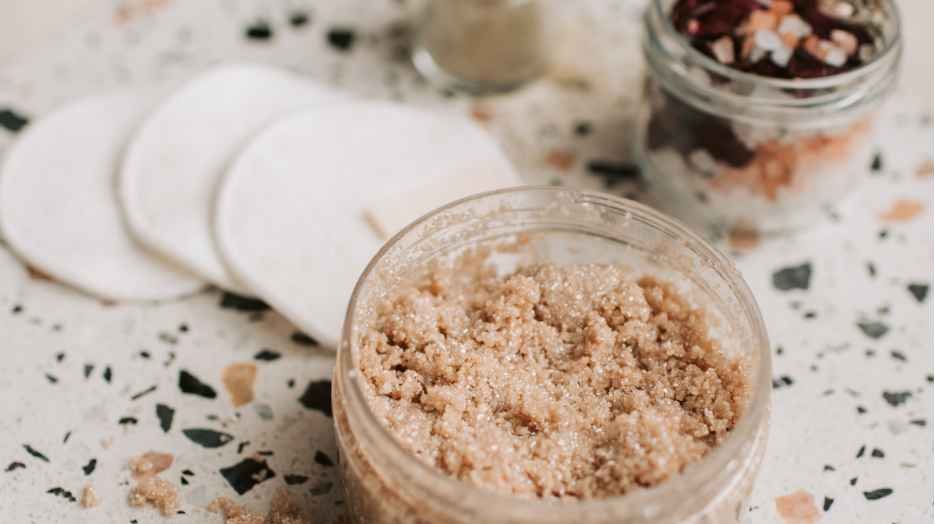 What’s the Secret Behind a Perfect Lip Scrub?